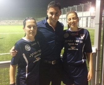 דבורה ואלעד שמעונוביץ עם שחקניות קבוצת הנשים בכדורגל של עירוני מודיעין